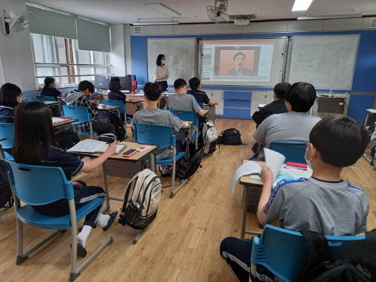 지난 6월 2일 `2021 학교로 찾아가는 진로·직업 체험의 날` 행사에서 대전둔산중 학생들이 교육청 장학사와 실시한 온라인(Zoom)으로 인터뷰하고 있다. 사진=대전시교육청 제공
