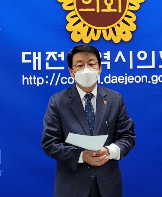 김찬술 대전시의회 의원이 26일 대전시의회에서 기자간담회를 열고 `온통대전`과 `대덕e로움` 화폐 통합을 주장하고 있다. 사진=강정의 기자
