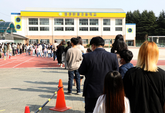 대전의 한 초등학교에서 10여 명의 코로나19 확진자가 발생한 가운데 학생 700명이 26일 오후 2시부터 코로나19 전수검사를 받고 있다. 최은성 기자