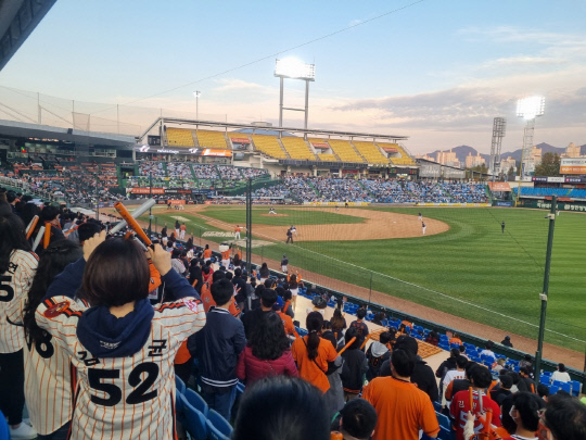 지난 30일 대전 중구 한화생명 이글스파크에서 지역 야구 팬들이 연고 구단인 한화이글스를 응원하고 있다. 이태민 기자

