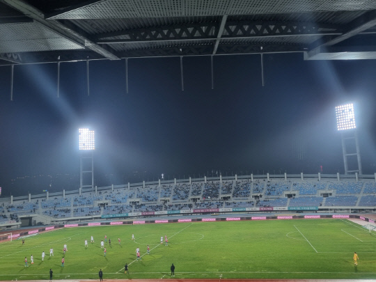 대전하나시티즌과 전남드래곤즈가 3일 오후 7시 열린 `K리그2 하나원큐 2021` 3위와 4위를 결정짓는 준플레이오프(PO) 경기를 펼치고 있다. 이태민 기자
