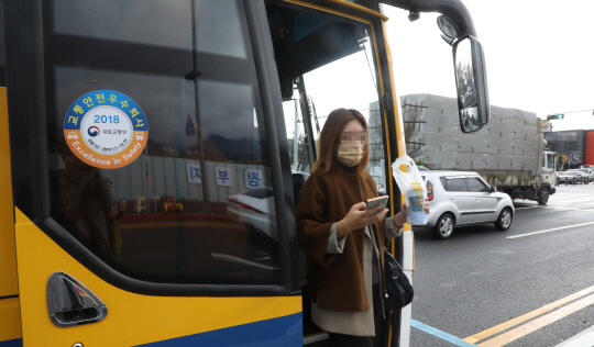 10일 오전 대전 유성구 구암동 유성시외버스정류소 앞 도로에 잦은 신호로 자동차들이 정체되면서 하차 시간이 지연돼 시민들이 불편함을 겪고 있다. 최은성 기자
