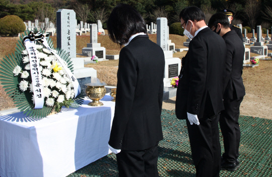 제82회 순국선열의 날을 맞아 17일 오전 국립대전현충원 독립유공자 3묘역에서 열린 기념식에 참석한 내빈들이 홍범도 장군 묘 앞에서 참배를 하고 있다. 최은성 기자
