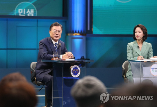 문재인 대통령이 21일 오후 서울 여의도 KBS 공개홀에서 열린 2021 국민과의 대화 `일상으로`에 참석해 인사말을 하고 있다. 연합뉴스
