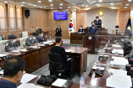 김석환 군수는 22일 군의회 본회의장에서 2022년도 예산안 제출 군정연설을 갖고, 올해 군정성과와 내년도 군정운영의 방향을 제시했다. 사진=홍성군 제공