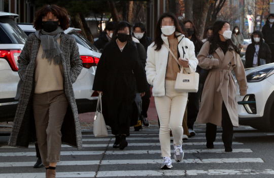23일 오전 갑자기 추워진 날씨에 출근하는 직장인들이 패딩 등 두터운 겨울 옷을 입고 대전시청 앞 횡단보도를 건너고 있다. 최은성 기자
