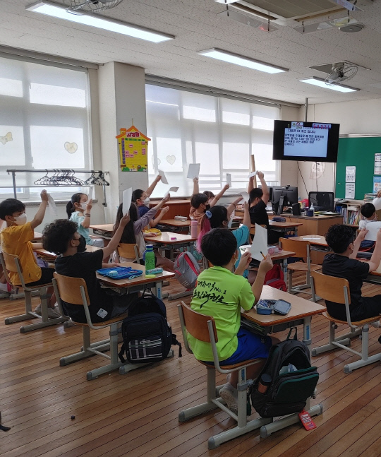대전매봉초등학교가 학생들의 눈높이에 맞춘 체험형 흡연 예방교육을 운영한 가운데 3-4학년 학생들이 지난 여름에 이뤄진 금연 골든벨에 참여하고 있다. 사진=대전시교육청 제공
