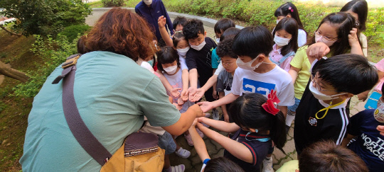 명천초등학교 학생들이 방과후학교 수업의 일환인 생태교실 수업에 참여하고 있다. 사진=충남교육청 제공
