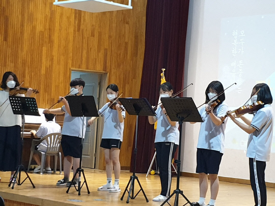 청라중학교 학생들이 학생자치회에서 주관하는 자율마당 행사에서 바이올린 연주를 하고 있다. 사진=충남교육청 제공

