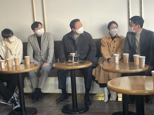 1일 천안 신부동 신부문화거리 인근 카페에서 윤석열 국민의힘 대선 후보가 청년들과 이야기를 나누고 있다. 사진=박하늘 기자
