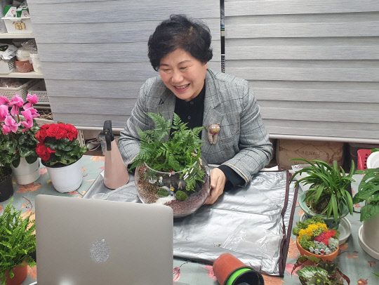 대전에듀힐링센터는 지난달 `행복 활짝 힐링강좌`를 통해 이틀에 걸쳐 `식물 테라피`와 `힐링 아로마` 과정을 운영했다. 사진=대전시교육청 제공
