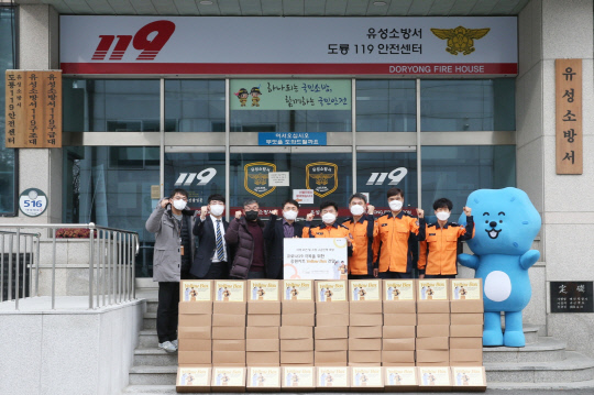 한국원자력연구원이 지난 16일 소방·의료진을 위한 응원키트를 대전유성소방서에 전달하고 기념촬영을 하고 있다. 사진=한국원자력연구원 제공
