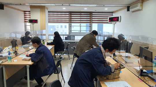 대전 서구에 위치한 대전고용복지플러스센터에 실업급여 신청과 구인 구직을 위해 모인 시민들로 붐비고 있다. 대전일보DB.
