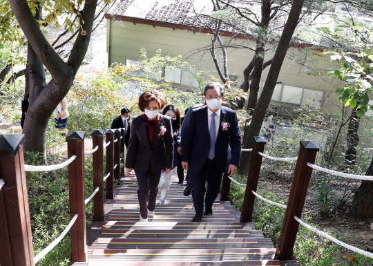 대전 유성구가 관광도시의 옛 명성을 되찾기 위한 본격 시동에 나섰다. 사진은 충남대학교 숲길 준공 기념행사 모습. 사진=대전 유성구 제공
