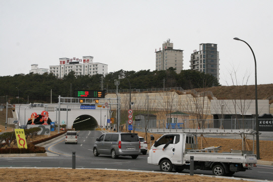 30일 보령해저터널을 이용하기 위해 차량들이 진입하고 있다. 사진=박상원 기자
