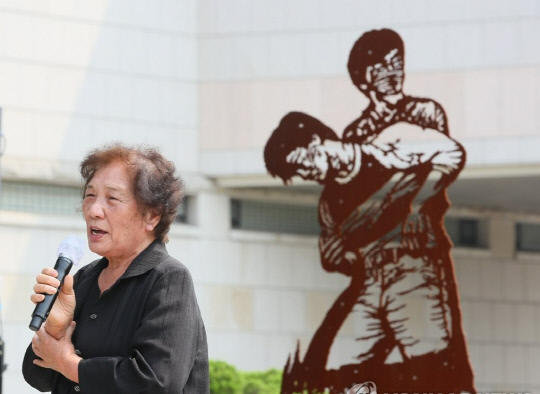 생전의 배은심 여사가 지난해 6월 9일 서울 서대문구 연세대 이한열동산에서 열린 제34주기 이한열 추모식에서 인사말을 하고 있다.
