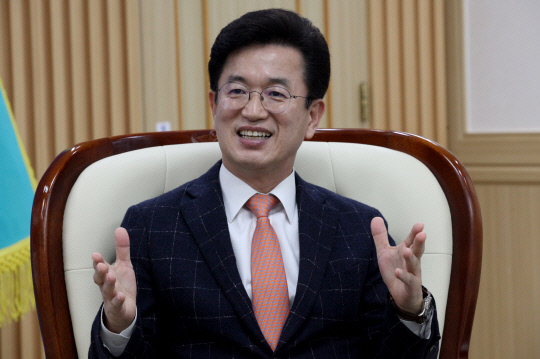 허태정 대전시장은 임인년 새해 인터뷰에서 정치 입문 당시부터 세상을 지금 현재보다 미래에 더 이롭게 하며, 인간의 권리가 더 진보하고 성장하는 일에 기여하겠다는 신념을 실천하기 위해 늘 고심하며 실천 중이라며 민선 7기 3년 6개월간에 걸친 시정에 대한 소회를 밝혔다. 이날 인터뷰는 코로나 19 방역 준칙을 준수한 채 열렸다. 최은성 기자