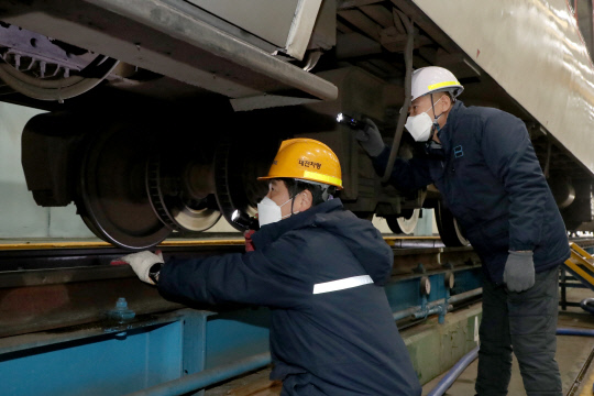 한국철도공사는 지난 5일 영동터널에서 발생한 경부선 KTX 열차 탈선 사고와 유사한 사고가 재발하지 않도록 10일 오후 대전 대덕구 한국철도공사 대전차량사업소에서 관계자들이 참석한 가운데 열차 특별점검을 하고 있다. 최은성 기자
