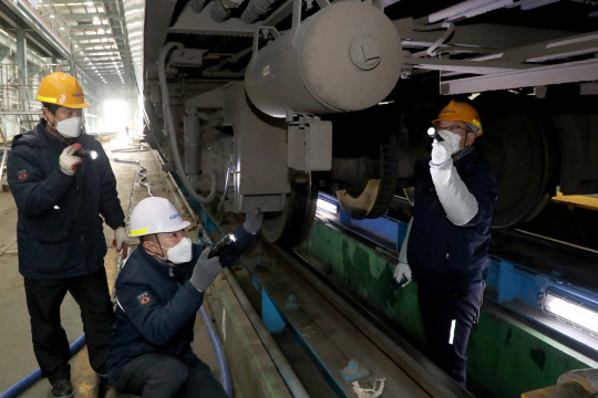 한국철도공사는 지난 5일 영동터널에서 발생한 경부선 KTX 열차 탈선 사고와 유사한 사고가 재발하지 않도록 10일 오후 대전 대덕구 한국철도공사 대전차량사업소에서 관계자들이 참석한 가운데 열차 특별점검을 하고 있다. 최은성 기자
