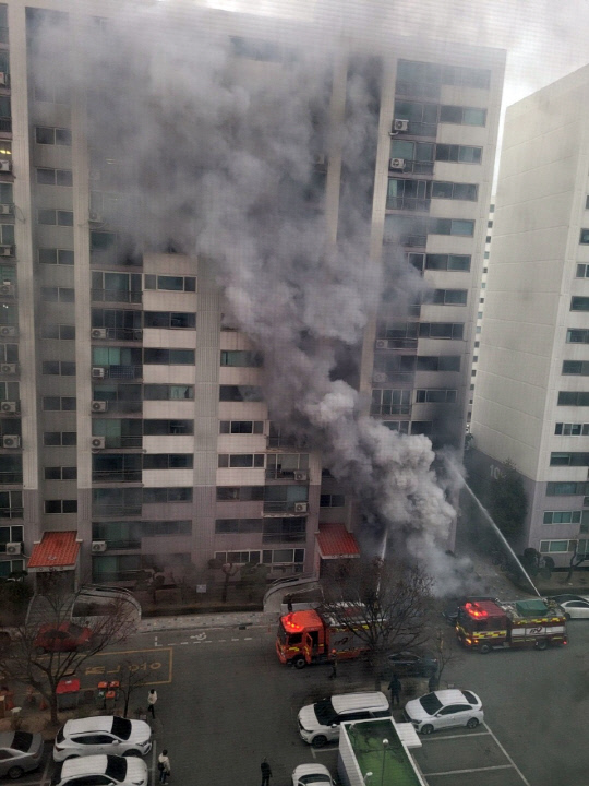 10일 오후 5시쯤 화재가 발생한 대전 월평동의 한 아파트. 사진=대전소방본부 제공
