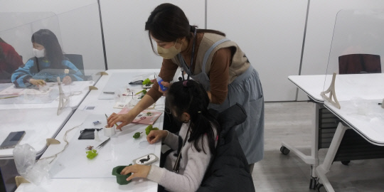 지난 8일 제천 의림지 역사박물관에서 열린 공예체험 교실에서 공기정화식물 토피어리 만들기를 진행했다. 사진=제천시 제공.
