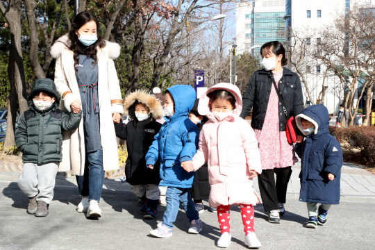 추위가 맹위를 떨친 12일 오전 방한복으로 중무장한 어린이들이 선생님과 함께 대전시청 인근 보도를 걸어가고 있다. 최은성 기자
