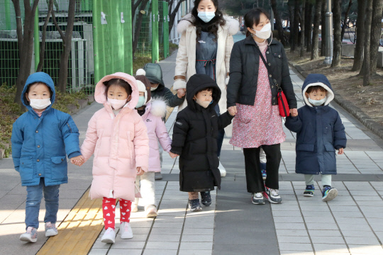 추위가 맹위를 떨친 12일 오전 방한복으로 중무장한 어린이들이 선생님과 함께 대전시청 인근 보도를 걸어가고 있다. 최은성 기자
