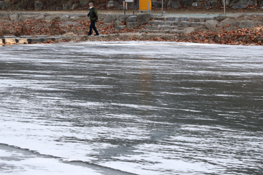 대전의 낮 최고 기온이 영하권에 맴돌며 한파가 기승을 부린 13일 유성구 일대의 갑천이 꽁꽁 얼어붙어 있다. 최은성 기자
