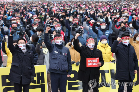 15일 오후 서울 여의도공원에서 열린 2022 민중총궐기 대회에서 참가자들이 구호를 외치고 있다. 사진=연합뉴스
