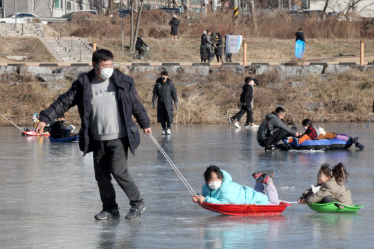 최근 들어 대전 지역의 날씨가 영하권을 맴돌며 3대하천이 꽁꽁 얼어붙었다. 휴일인 16일 시민들이 중구 유등천을 찾아 썰매를 타며 즐거워하고 있다. 최은성 기자
