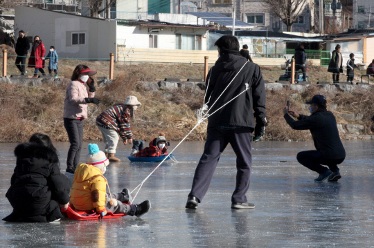 최근 들어 대전 지역의 날씨가 영하권을 맴돌며 3대하천이 꽁꽁 얼어붙었다. 휴일인 16일 시민들이 중구 유등천을 찾아 썰매를 타며 즐거워하고 있다. 최은성 기자
