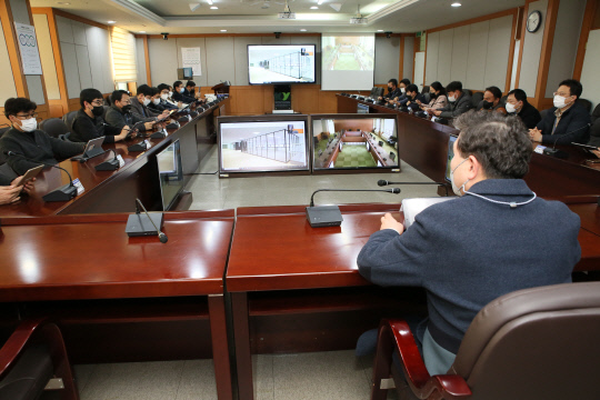 중간관리자회의에서 팀실장들이 태블릿PC로 회의를 하는 모습=건양대 제공

