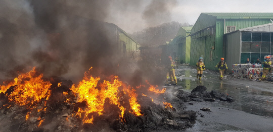 19일 낮 12시 42분쯤 충남 금산군 한 자원재활용공장에서 화재가 발생했다. 사진=금산소방서 제공 
