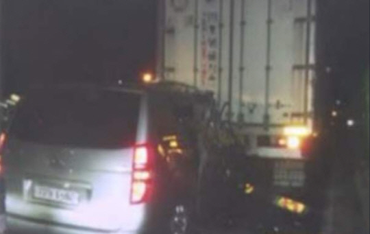 2014년 8월 23일 오전 3시 40분쯤 경부고속도로 천안삼거리 휴게소 인근의 사고 현장. 40대(사고 당시 기준) 이모 씨가 승합차를 몰던 중 갓길에 주차된 8톤 화물차를 들이받아 조수석에 타고 있던 만삭의 캄보디아 아내가 숨졌다. 사진=충남경찰청
