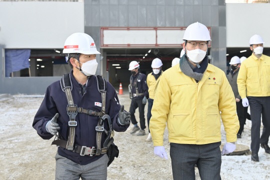 김정섭 시장은 20일 관내 아파트 건축 공사장을 찾아 안전 점검에 나섰다. 사진=공주시 제공 
