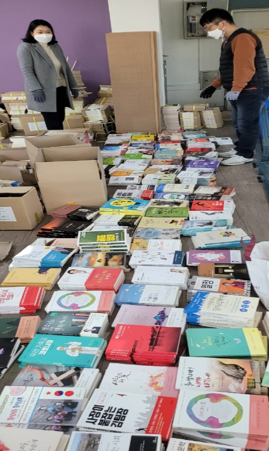 19일 홍성군은 서울 강서구 소재 도서출판 행복에너지(대표 권선복)로 부터 500권의 책을 기증받았다다.