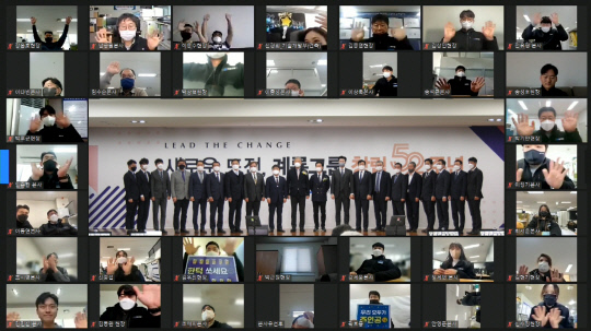계룡그룹 임직원들이 20일 오전 온라인 생중계로 열린 창립 52주년 기념식에 참석하고 있다. 사진=계룡건설 제공 
