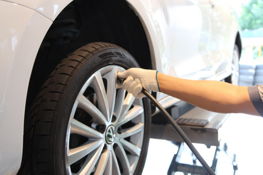 한국타이어 티스테이션에서 직원이 타이어 안전 점검을 진행하고 있다.사진=한국타이어 제공
