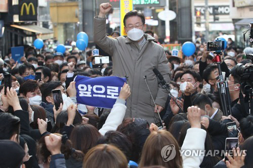 이재명 민주당 대선 후보가 23일 경기도 안성시 안성 명동거리에서 열린 `매타버스 안성 민심 속으로` 행사에서 연설하고 있다. 
