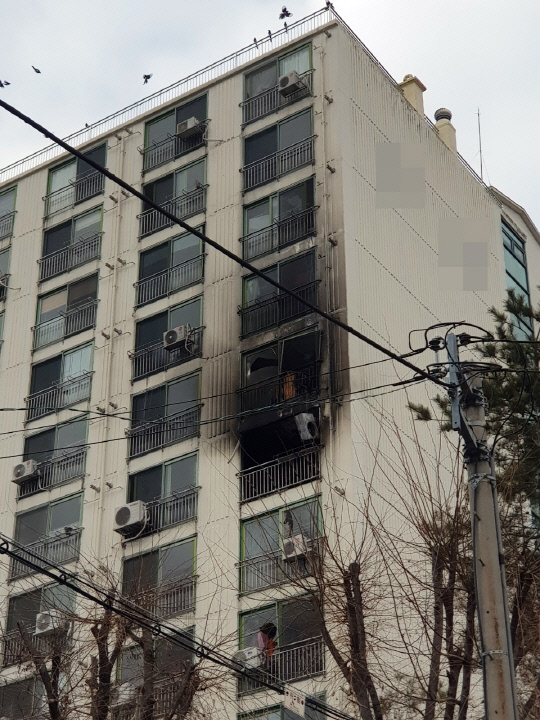 24일 오후 2시 54분쯤 폭발음과 함께 화재가 발생한 대전 대덕구 대화동의 한 아파트. 사진=대전소방본부
