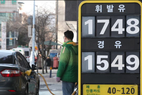 국내 휘발유 가격이 상승세를 보이고 있는 가운데 24일 대전 서구의 한 주유소에서 휘발유를 ℓ당1748원, 경유를 1549원에 판매하고 있다. 최은성 기자
