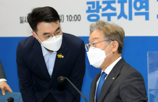 김남국 더불어민주당 의원(왼쪽), 이재명 대선 후보. 연합뉴스

