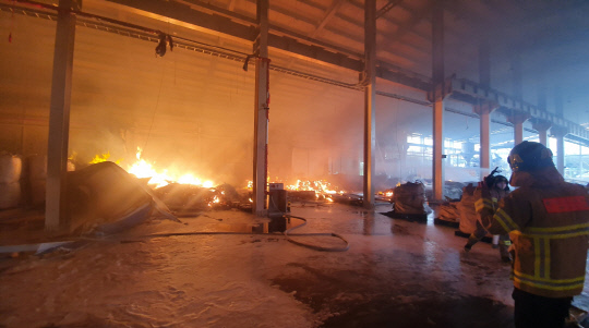 24일 오후 2시 30분 께 화재가 발생한 아산시 둔포면 운용산단 내 반도체소재 조제공장에서 소방대원들이 진화작업을 벌이고 있다. 사진=아산소방서 제공
