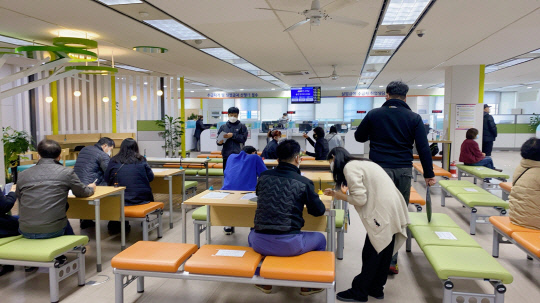 대전고용복지플러스센터가 실업급여 신청과 구인 구직을 위해 모인 사람들로 붐비고 있다. 대전일보 DB
