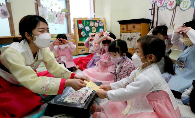 설 연휴를 앞둔 27일 대전 대덕구 푸른어린이집에서 원생들이 한복을 곱게 차려 입고 세배를 배우고 있다. 최은성 기자