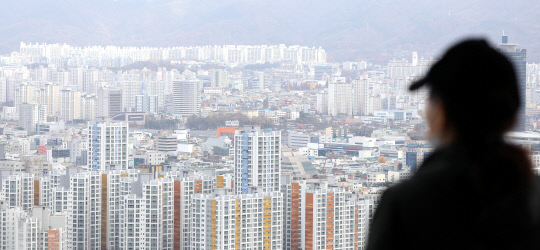 2021년 11월 22일 대전 보문산 전망대에서 한 시민이 아파트 단지를 바라보고 있다. 최은성 기자
