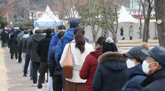 지난 23일 대전시청 광장에 설치된 임시선별검사소에는 휴일임에도 불구하고 코로나19 검사를 받으려는 시민들로 북적이고 있다. 최은성 기자
