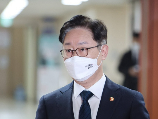 박범계 법무부 장관이 22일 정부서울청사에서 열린 국무회의에 참석하고 있다. 연합뉴스
