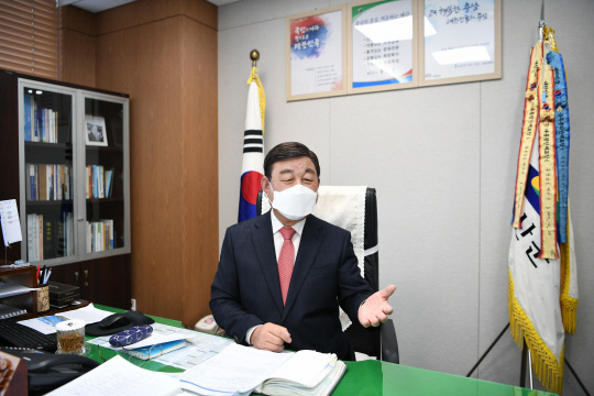 대전일보인터뷰에 답하고 있는 황선봉예산군수