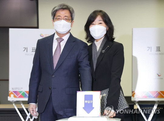 김명수 대법원장과 부인 이혜주 씨가 제20대 대통령선거일인 9일 오전 한남동 투표소에서 투표하고 있다. 연합뉴스
